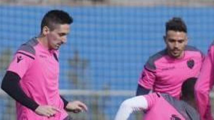 La plantilla azulgrana, durante un entrenamiento en la Ciudad Deportiva de Buñol.