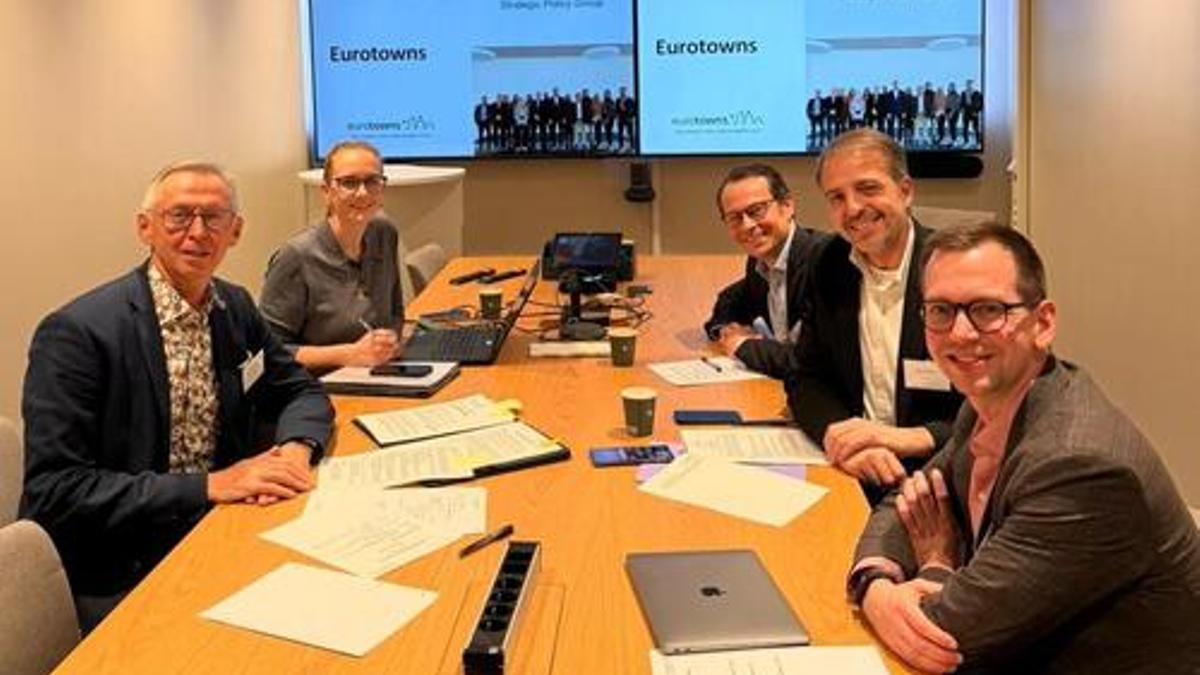 El regidor de l'Ajuntament Anjo Valentí, segon per la dreta, en una de les reunions