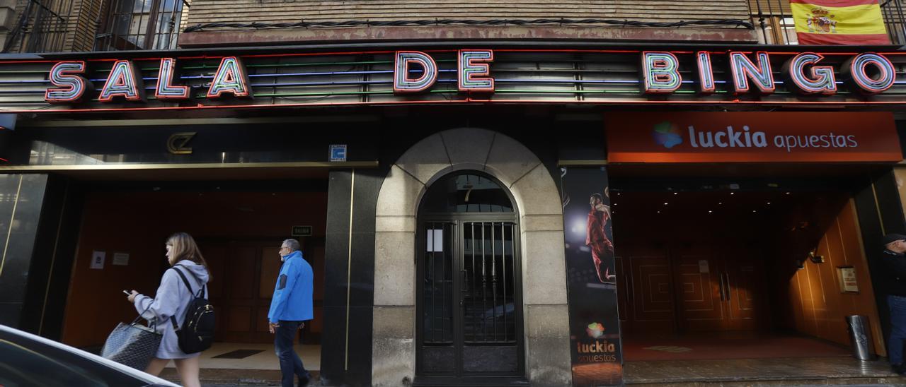 Acceso a una sala de juego en el centro de Zaragoza, ayer