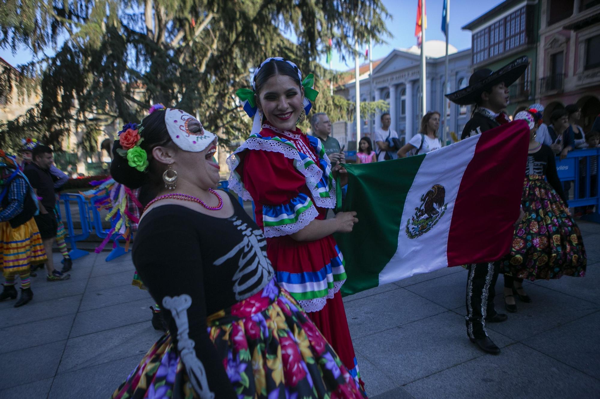 El festival de música y danzas populares llena las calles de Avilés de color