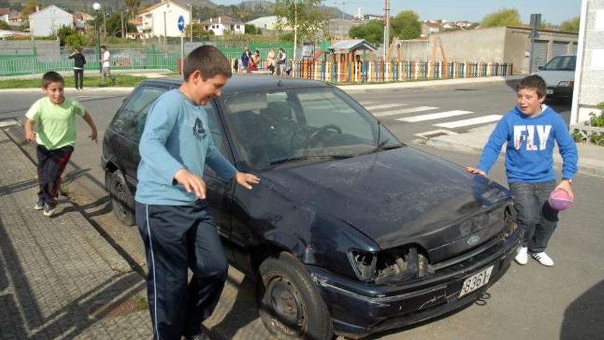 El coche abandonado es un peligro.