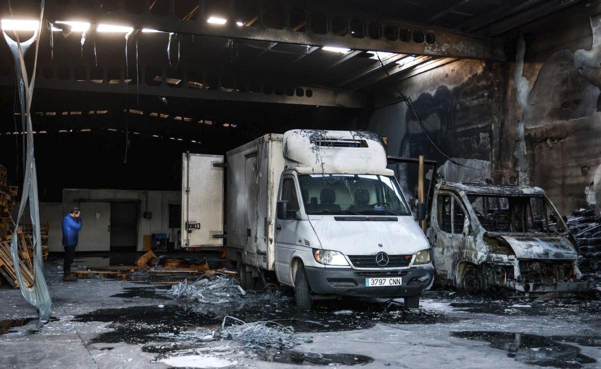 El furgón donde empezaron las llamas, que quedó calcinado, y otro de los camiones afectados. | IÑAKI ABELLA