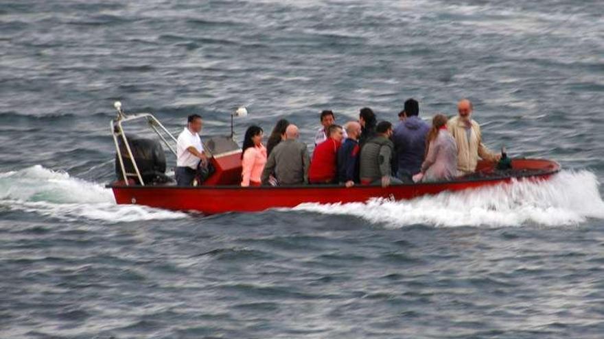 Rescatadas una veintena de personas tras encallar su barco en la ría de Arousa
