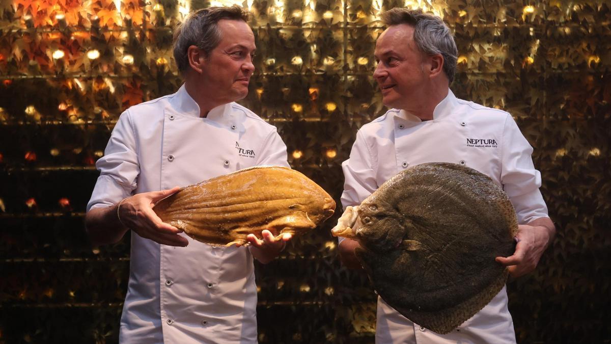 Javier y Sergio Torres sostienen un lenguado y un rodaballo en su restaurante, Cocina Hermanos Torres.