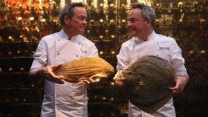 Javier y Sergio Torres sostienen un lenguado y un rodaballo en su restaurante, Cocina Hermanos Torres.