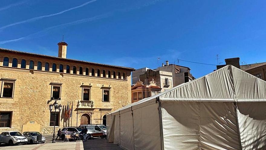 Una carpa fallera montada y cerrada en Llíria.