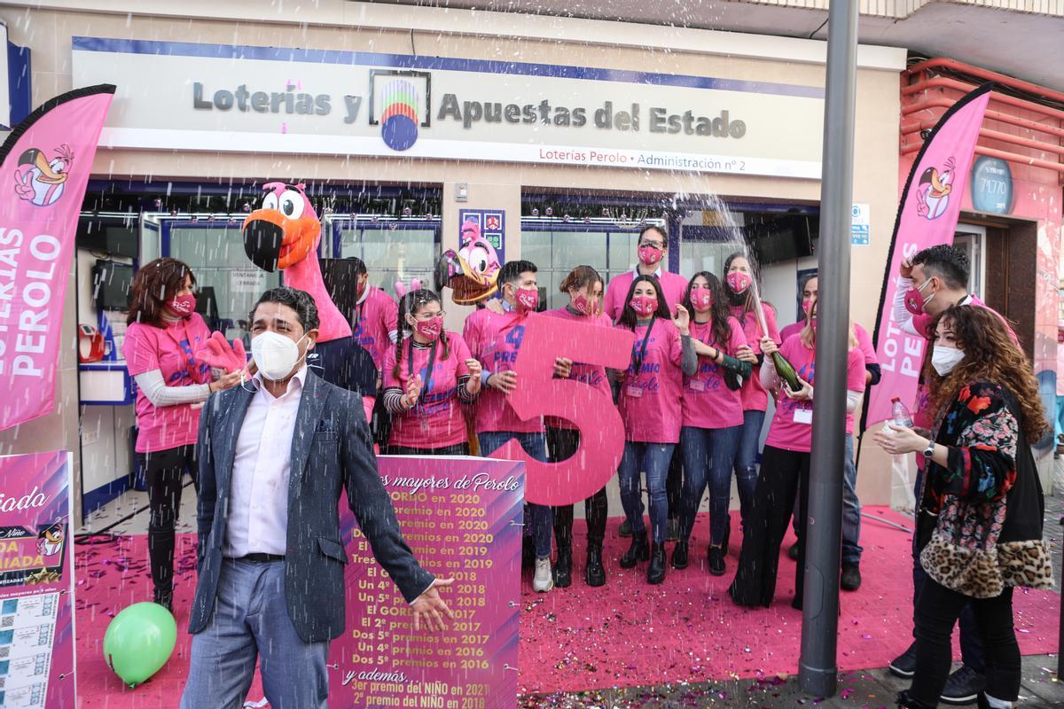 Lotería de Navidad 2021:  'El Perolo' de San Pedro del Pinatar reparte miles de euros