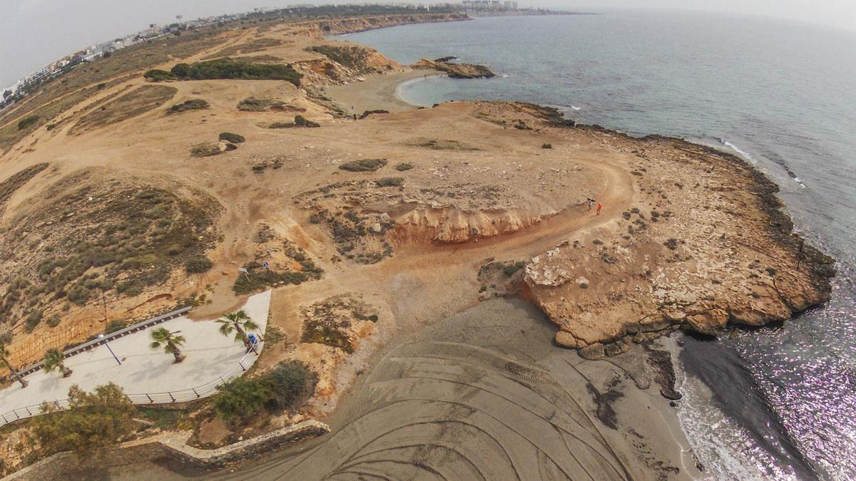 Vista aérea de Cala Mosca en la costa de Orihuela.