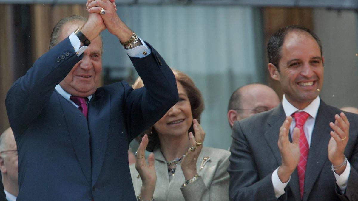 Los reyes Juan Carlos y Sofía y el expresidente valenciano, Francisco Camps, en 2006.