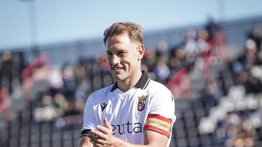 Carlos Hernández, capitán del Ceuta, a fondo: "Mi mejor recuerdo de Oviedo son los derbis; el doblete de Mossa es irrepetible"