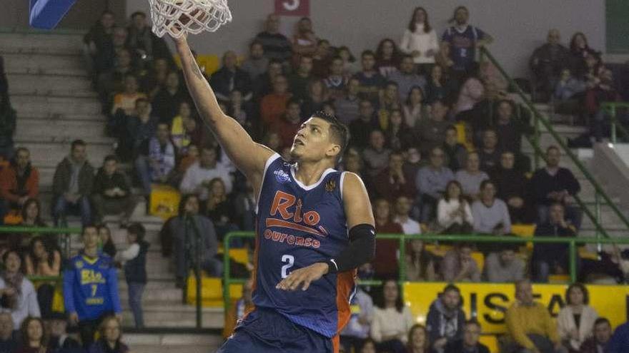 El capitán Jhornan Zamora entra solo a canasta. // C. Domarco