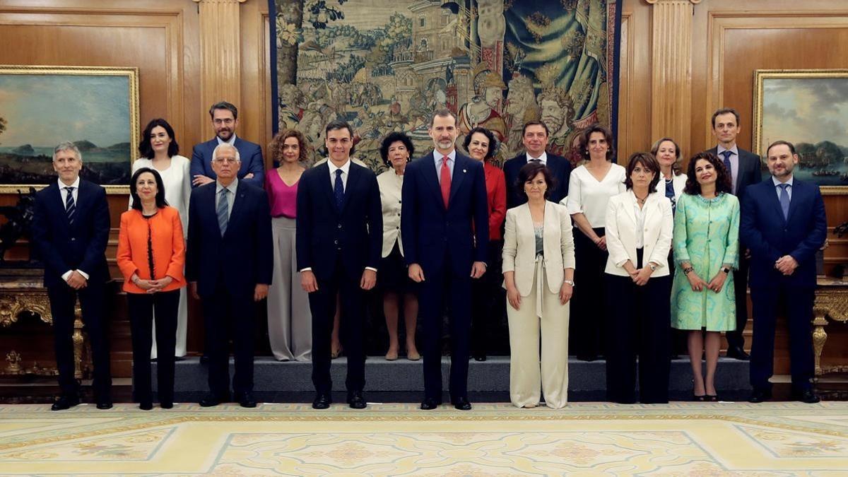 Los nuevos ministros acompañados del Rey Felipe VI y el presidente del Gobierno, Pedro Sánchez.