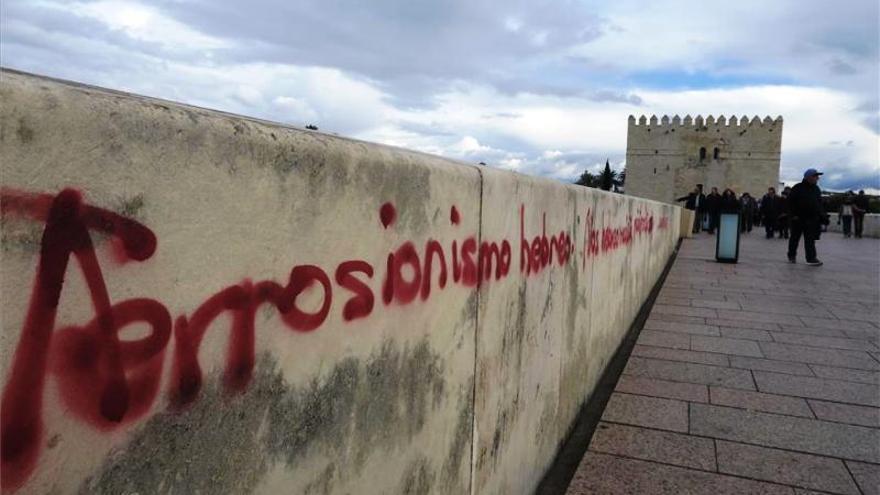 Aparecen pintadas vandálicas en el Puente Romano y la Calahorra