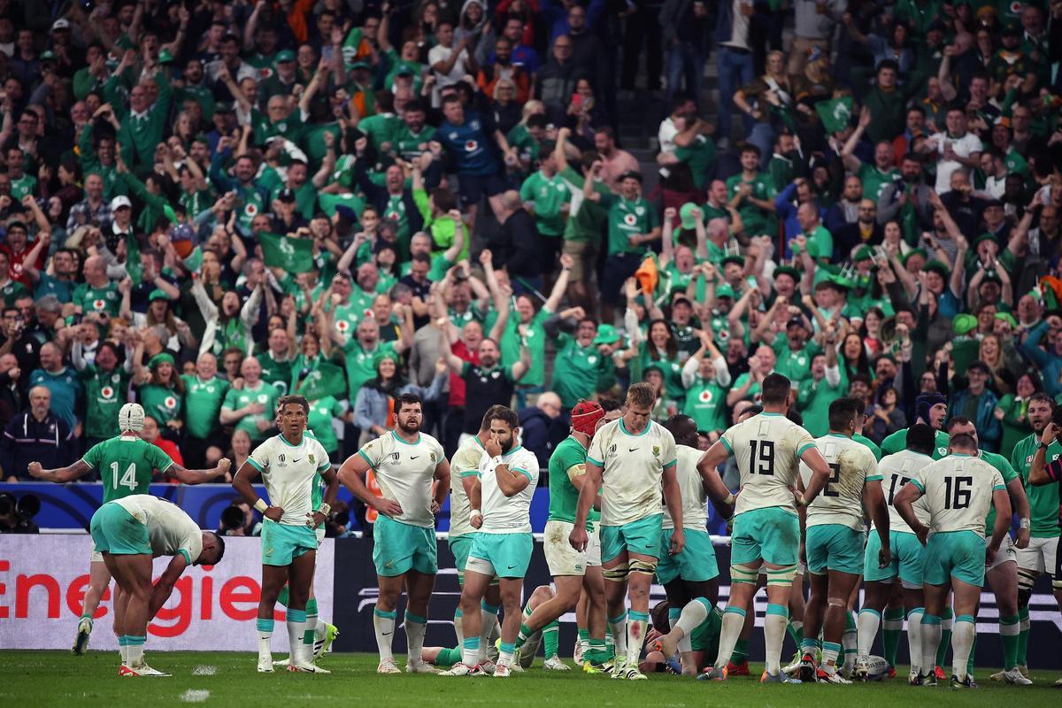 Los aficionados irlandeses celebran la victoria de Irlanda sobre Sudáfrica en el Mundial de rugby