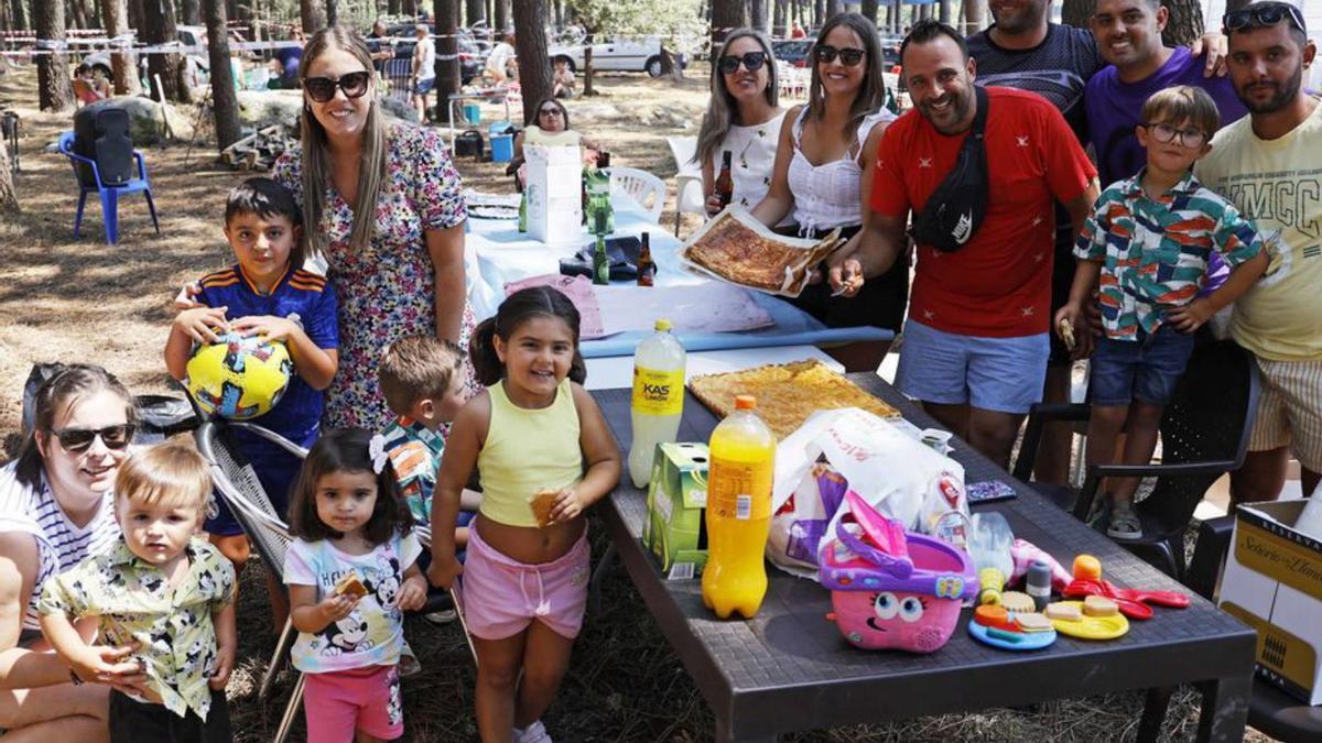 Familias y grupos de amigos acudieron al pinar de A Bouza   | // P. H.