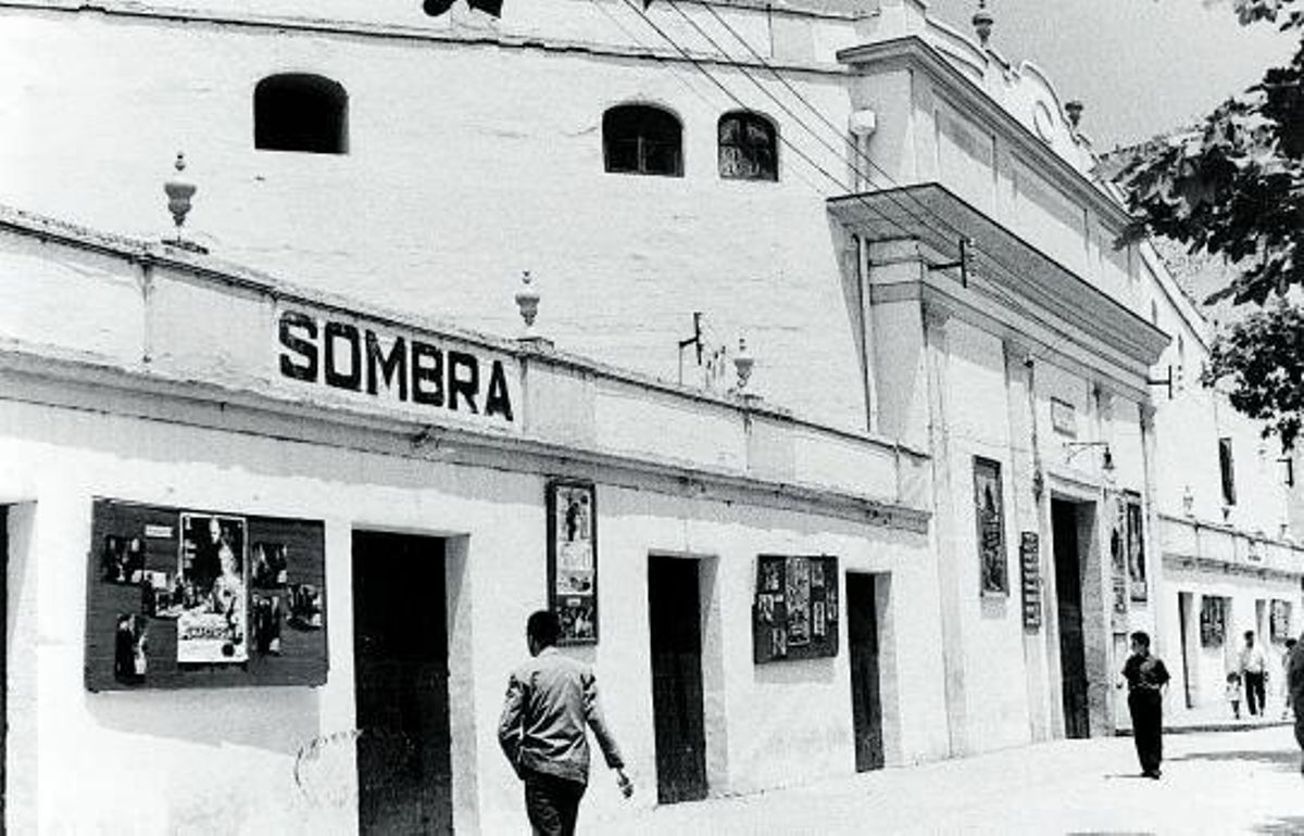 Plaza de Toros 8 La cartelera exhibe la programación en el antiguo coso de Los Tejares.
