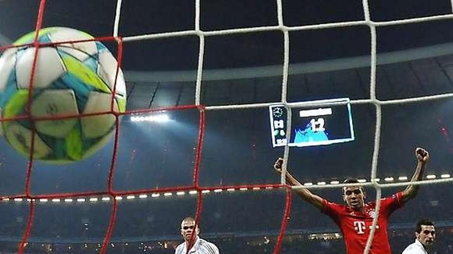 Casillas observa el balón, en el fondo de la red, que valió el 1-0.