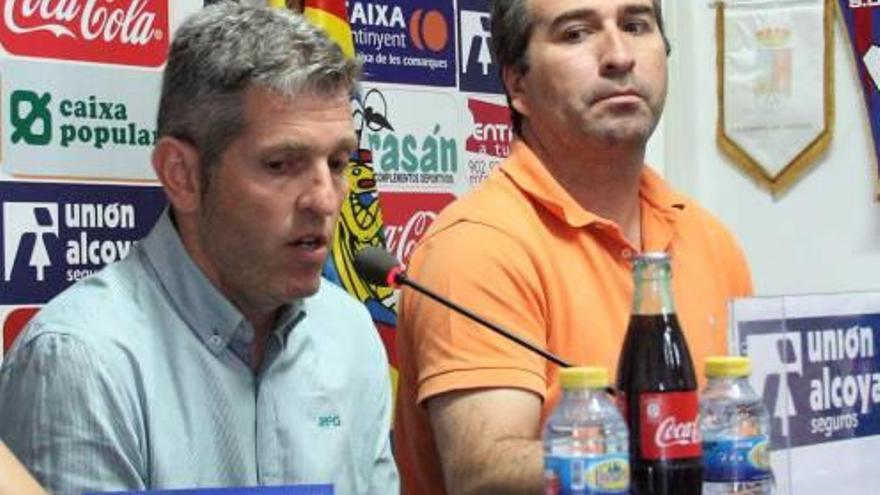 El presidente del Alcoyano, Juan Serrano, junto al gerente, Fernando Ovidio, en la sala de prensa.