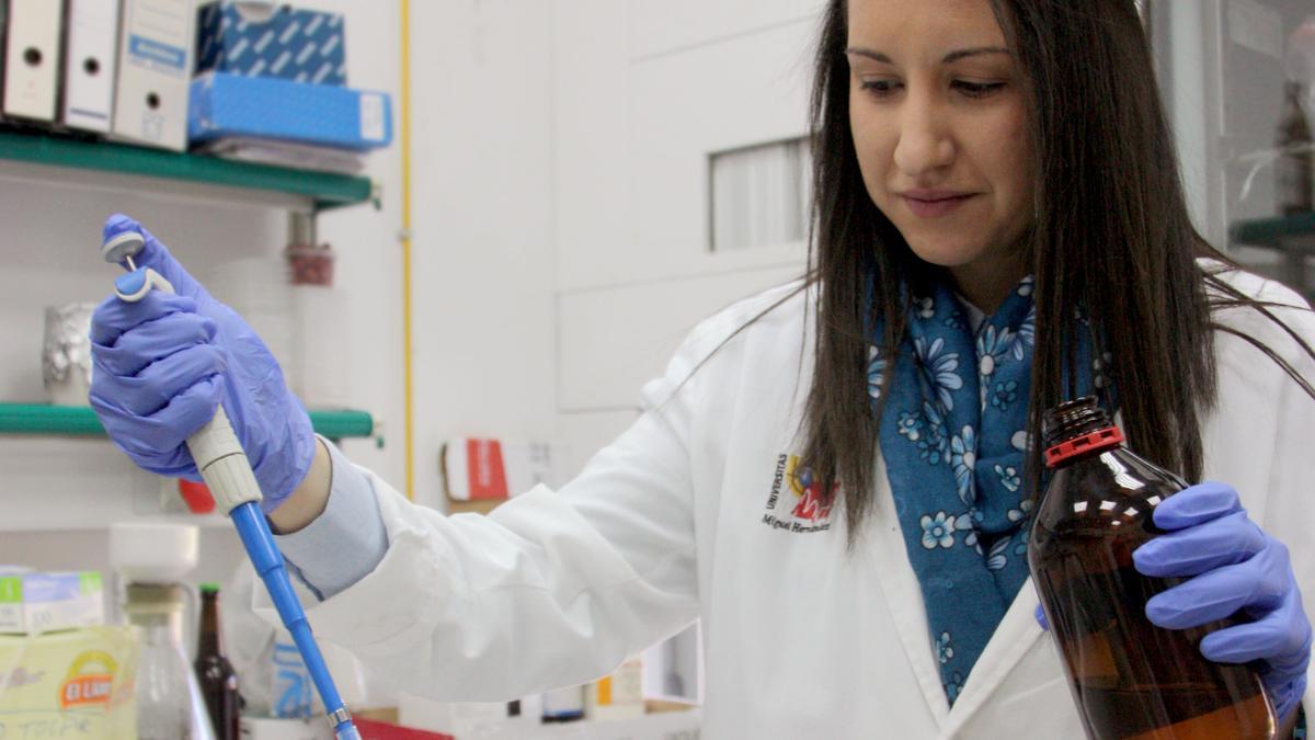 La doctora María Emma García Pastor durante el trabajo de laboratorio en la UMH