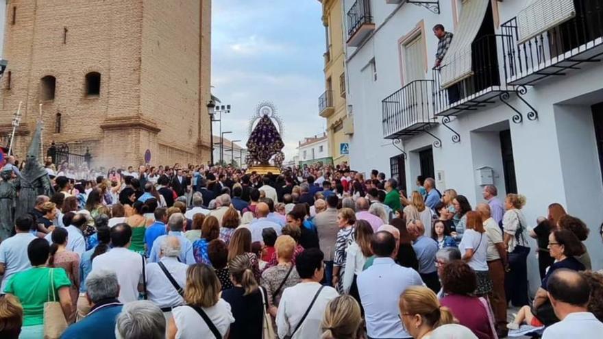Cientos de vecinos rogaron este fin de semana en Vélez-Málaga por la llegada de nuevas lluvias, durante la procesión extraordinaria de la Virgen de los Remedios.