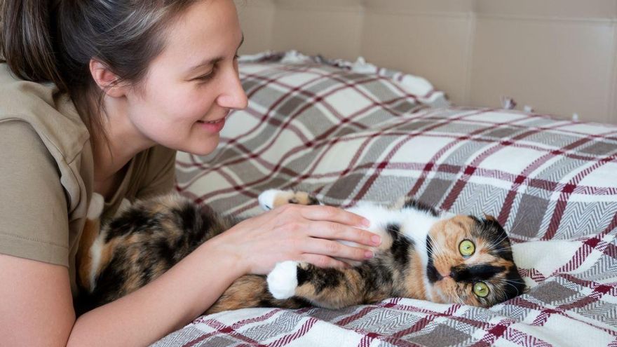 ¿Los gatos tienen más afinidad con las mujeres? Esto es lo que dice la ciencia al respecto