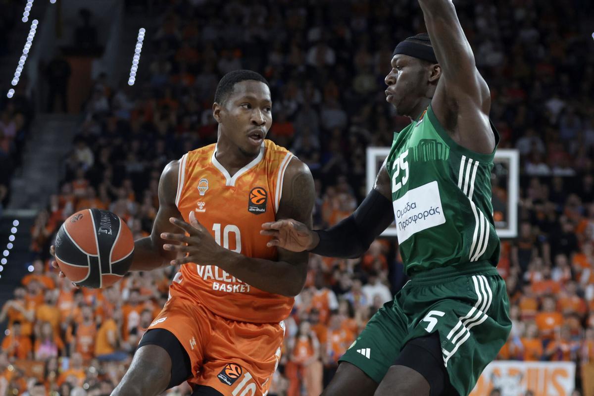 El base estadounidense del Valencia Basket Omari Moore (i) intenta superar al base estadounidense del Panathinaikos Kendrick Nunn durante un partido de Euroliga disputado el pasado 9 de abril. EFE/Miguel Ángel Polo. NO VENTAS ZONA EPA