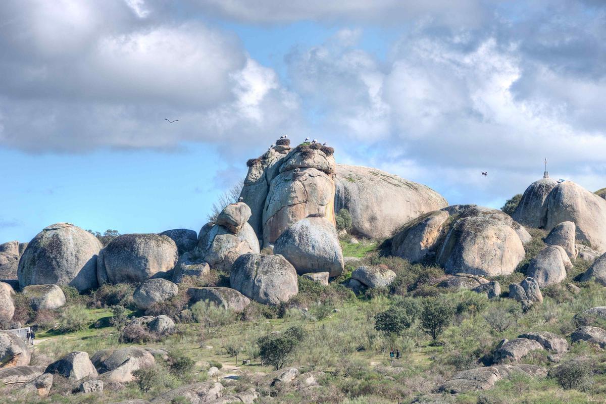 Los deportistas pueden disfrutar conociendo paisajes excepcionales en Los Barruecos.