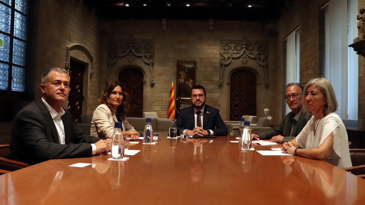 Reunió entre el president de la Generalitat, Pere Aragonès, la consellera de la Presidència, Laura Vilagrà, la presidenta de l&#039;ANC, Dolors Feliu, el president d&#039;Òmnium, Xavier Antich, i el president de l&#039;AMI, Jordi Gaseni