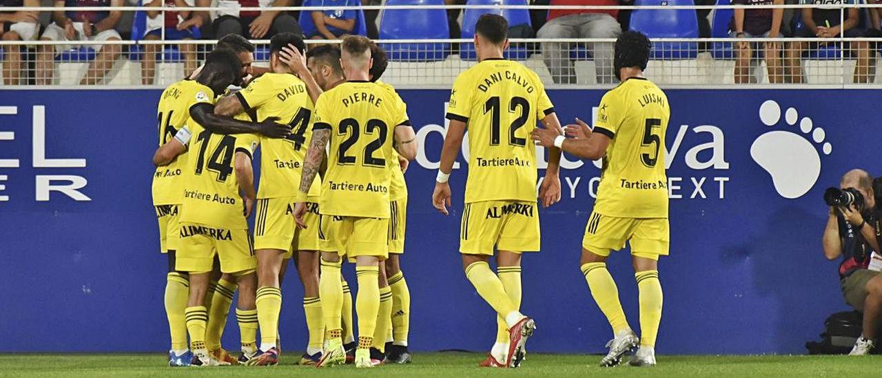 Los jugadores del Oviedo celebran el primer tanto de Bastón. | Área 11 |  ÁREA 11