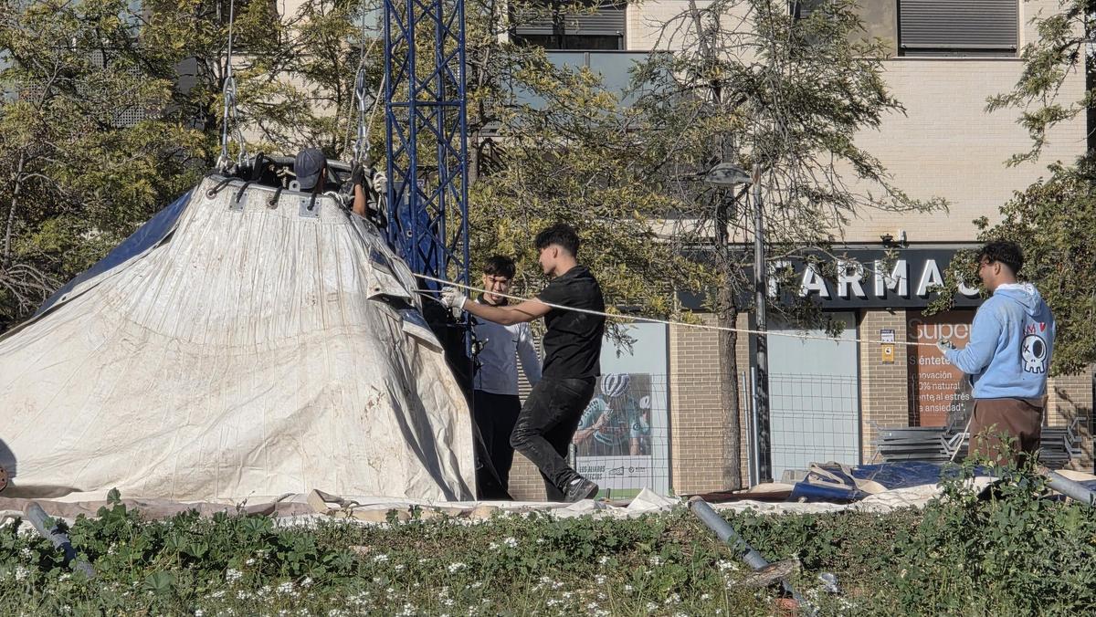 Los operarios estaban montando las lonas