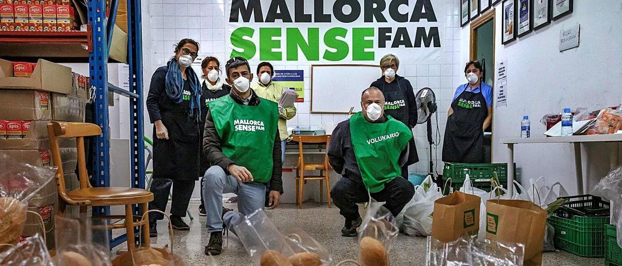 Un grupo de voluntarios de Mallorca sense Fam, en las instalaciones de la ONG.