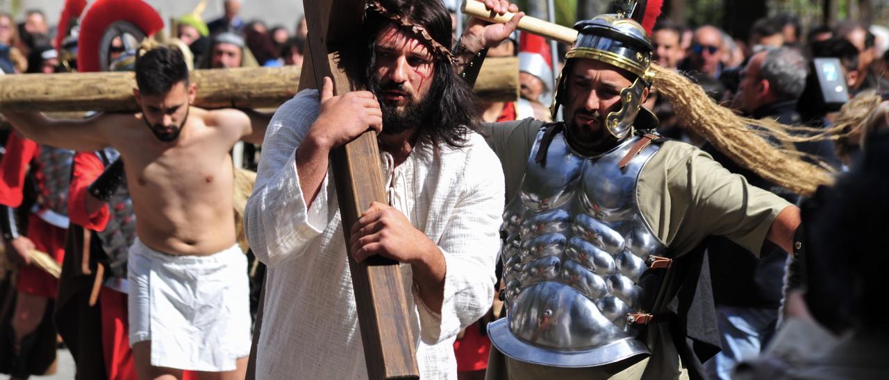 Escena del Viernes Santo, en la que Jesús porta la cruz camino del Gólgota