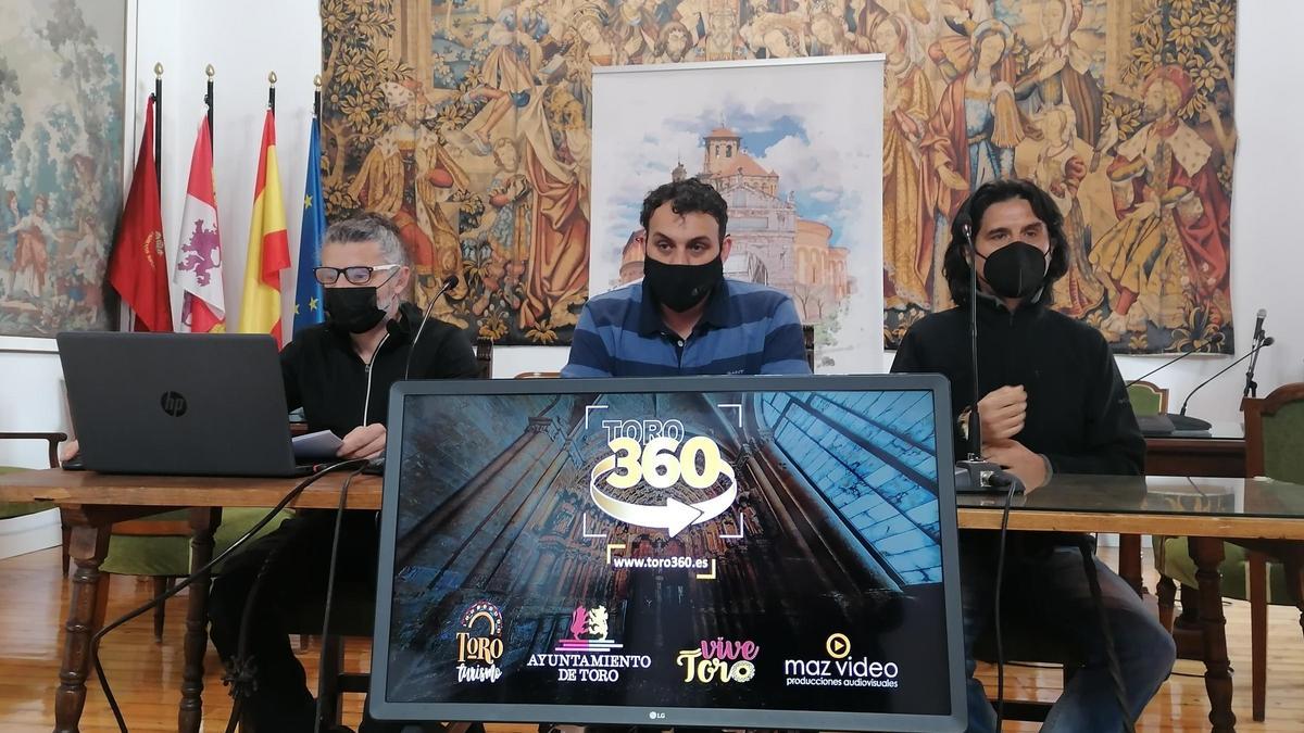 De izquierda a derecha, Matilla, Del Bien y De la Fuente presentan el proyecto audiovisual