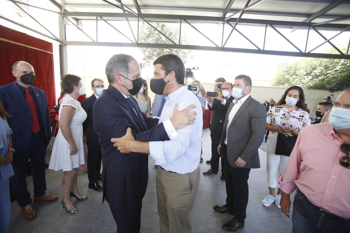 El alcalde de Sant Joan, Santiago Román, se saluda con el líder del PPCV, Carlos Mazón, en su toma de posesión del año pasado