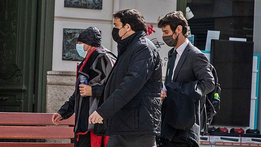 Alberto Vega, con gorro, junto a Macías y su abogado. | Nico Rodríguez