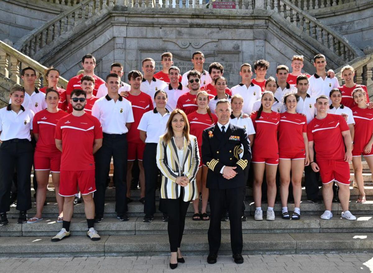 Los participantes de la regata, con las autoridades. | R.V.