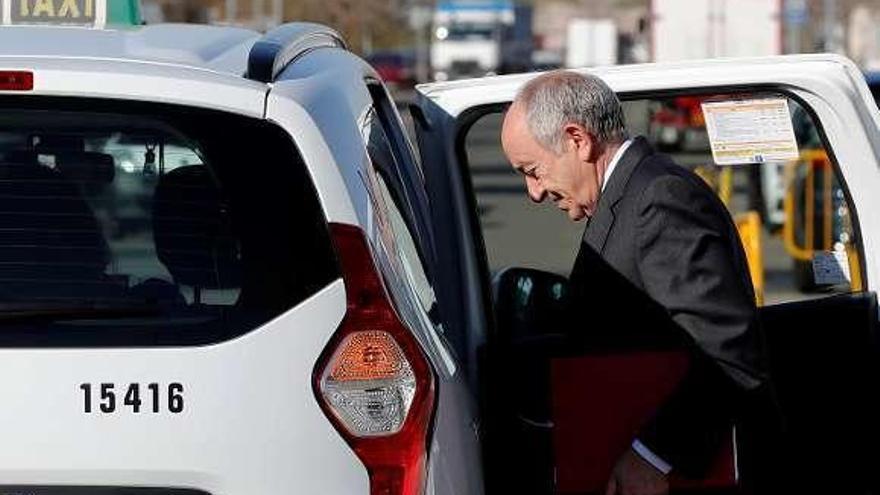 Fernández Ordóñez, ayer, antes de declarar. // Chema Moya