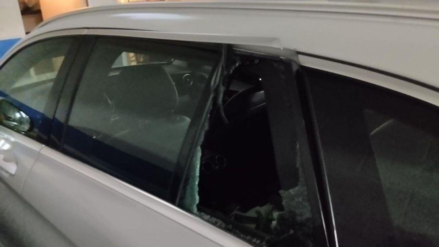Uno de los coches asaltados por los ladrones en San Claudio, con la luna rota. | LNE