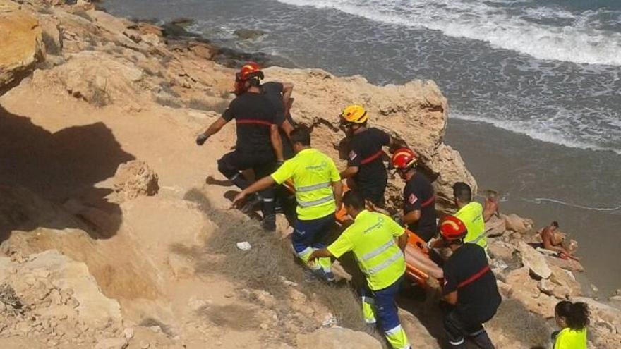 Imagen del rescate este domingo por la tarde por parte de Bomberos y socorristas en Orihuela Costa