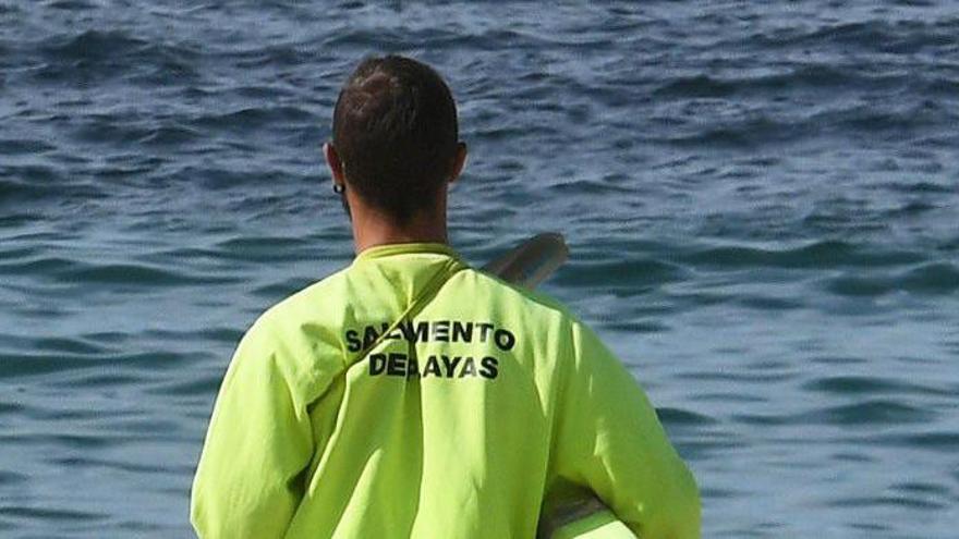 Dos socorristas en la playa de Riazor el pasado verano.