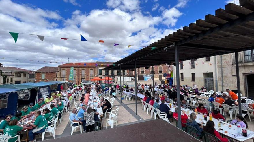 Los vecinos de Corrales degustan las paellas del concurso. | Cedida