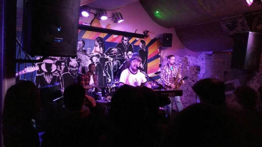 Josh Hoyer y su banda &quot;Soul Colossal&quot; en Valles (Piloña).