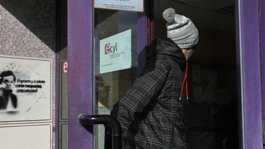 Un joven entra en las oficinas del ECYL.