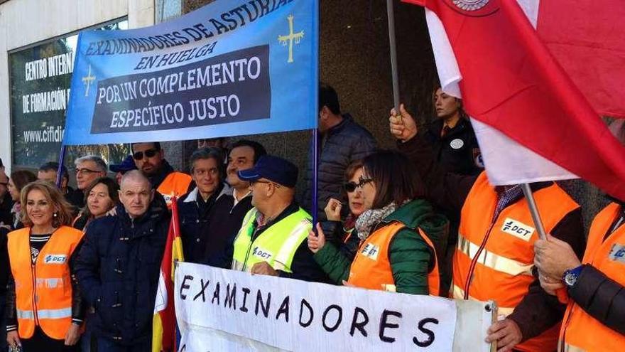 Examinadores ante la Jefatura Provincial de Tráfico a mediodía de ayer.