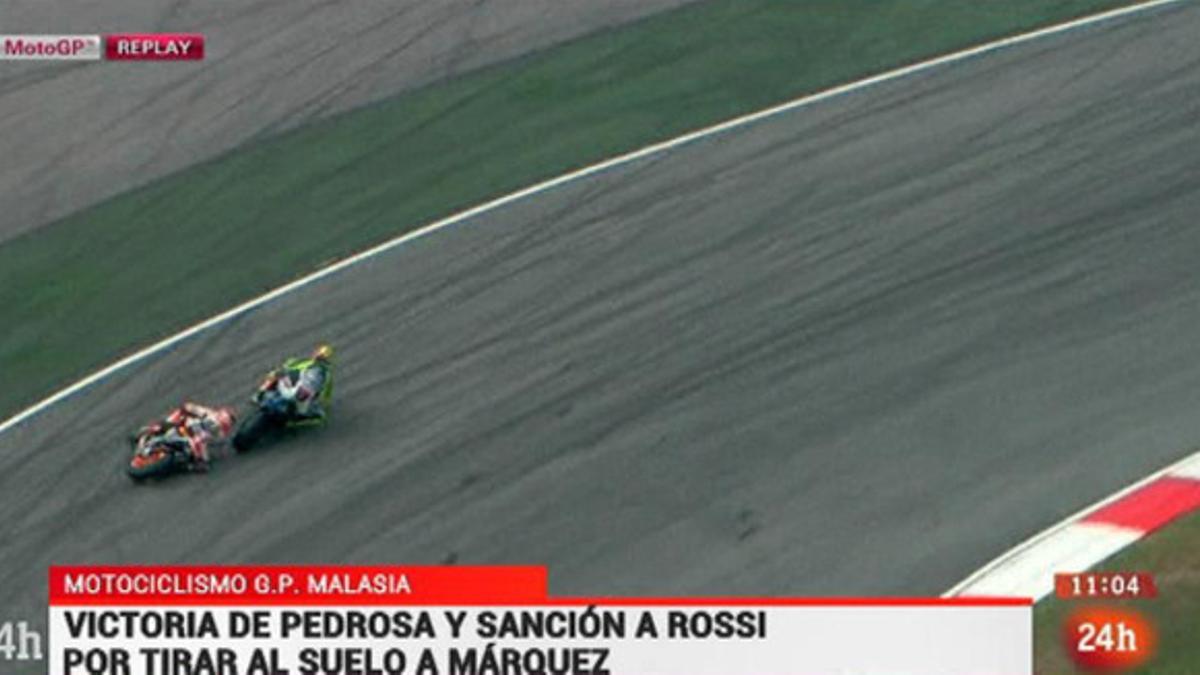 La patada de Rossi a Márquez en Sepang