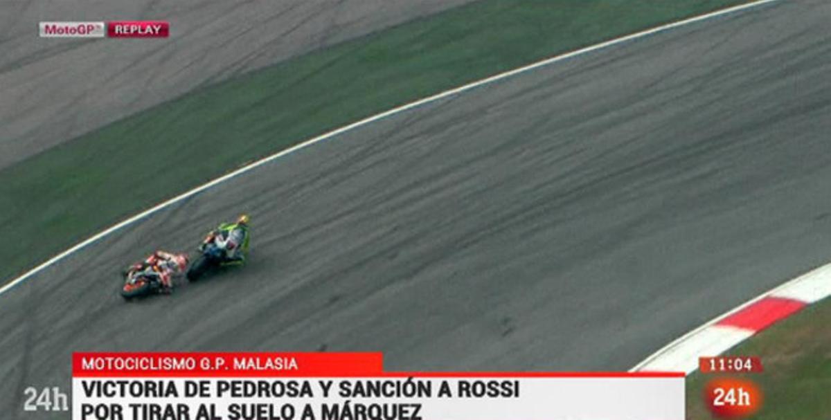 Valentino Rossi tira fa caure Marc Márquez. Valentino Rossi tira fa caure Marc Márquez.