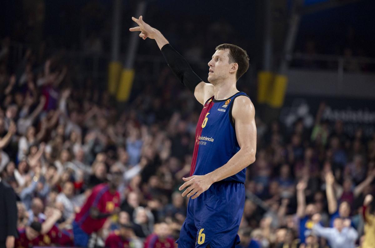 Vesely es un jugador clave en el Barça y su regreso completamente restablecido lo celebra el equipo
