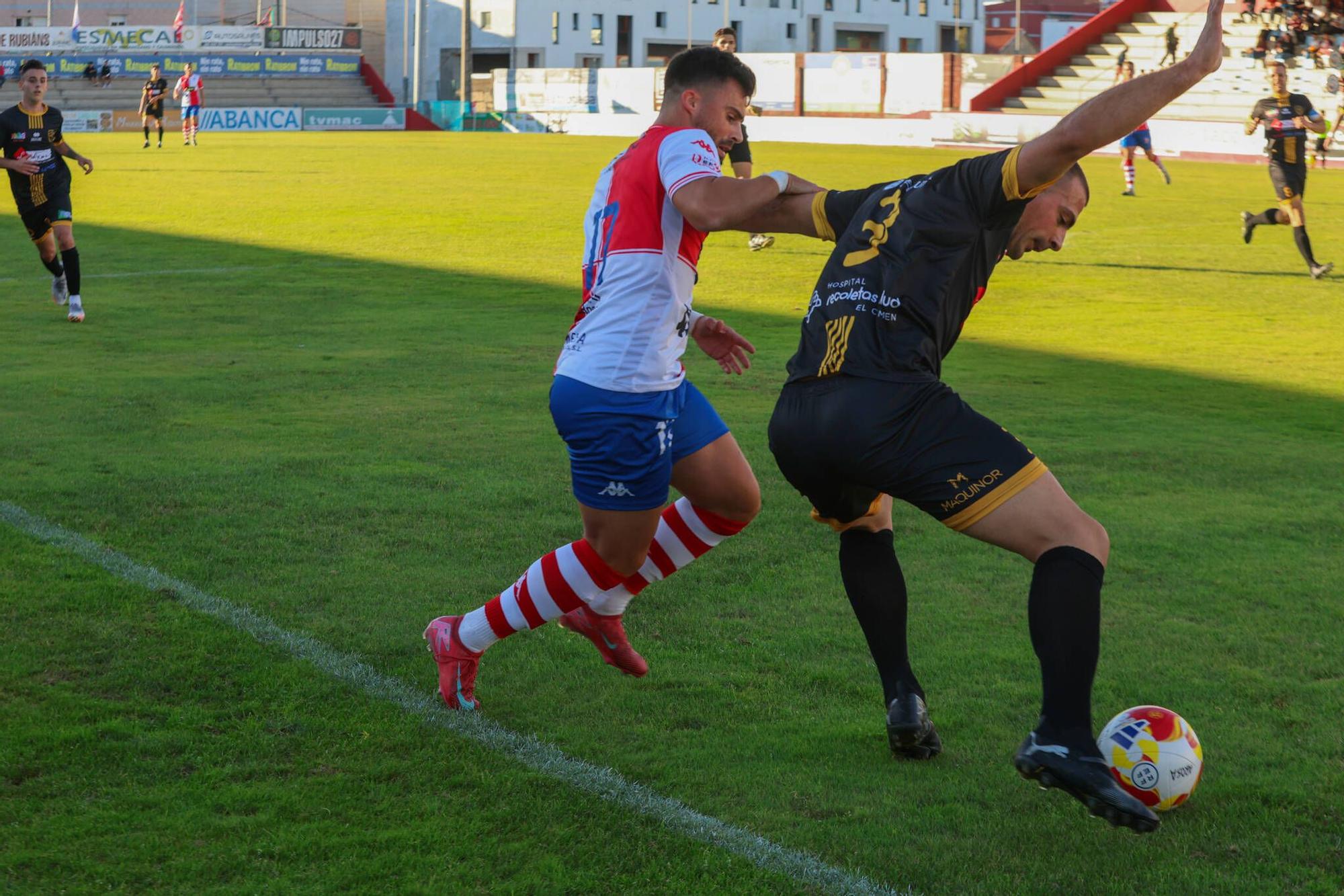 Las imágenes de la contundente victoria del Arosa al Barbadás (3-0)