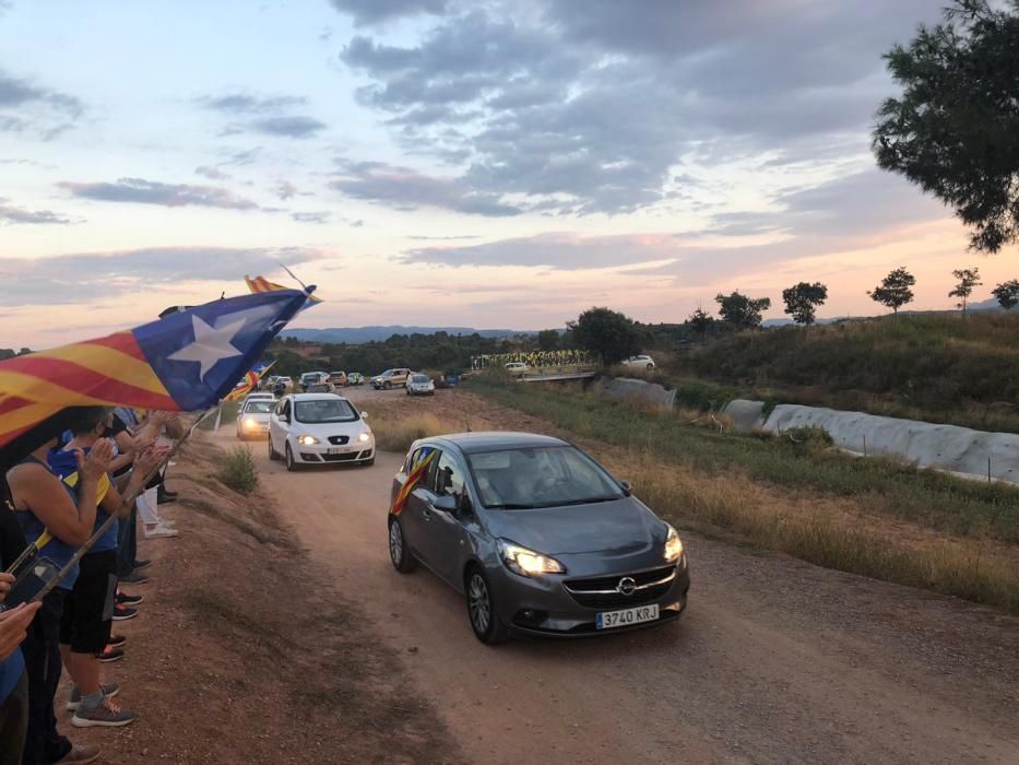 Arribada de la rua de vehicles a Lledoners