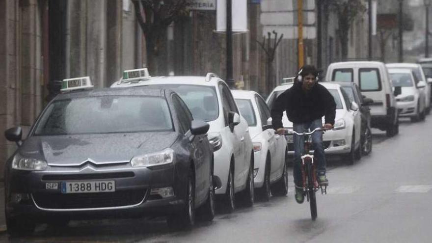 Parte de la parada de taxis de Eduardo Iglesias que dejará sitio a la zona azul. // Jose Lores